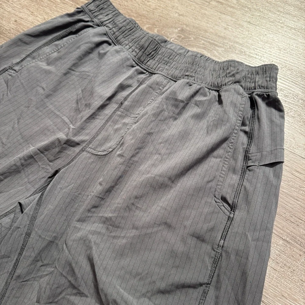 Lululemon Shorts Mens Large Gray Striped Pace Breaker 11 Performance Stretch Gym